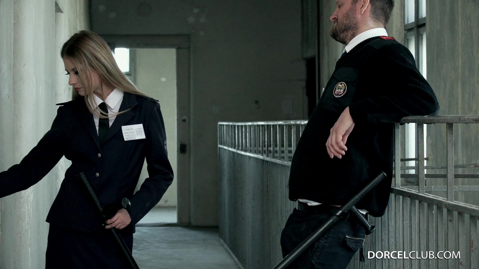 Наблюдая за тем, как заключенная мастурбирует узкую киску, стараясь обильно...